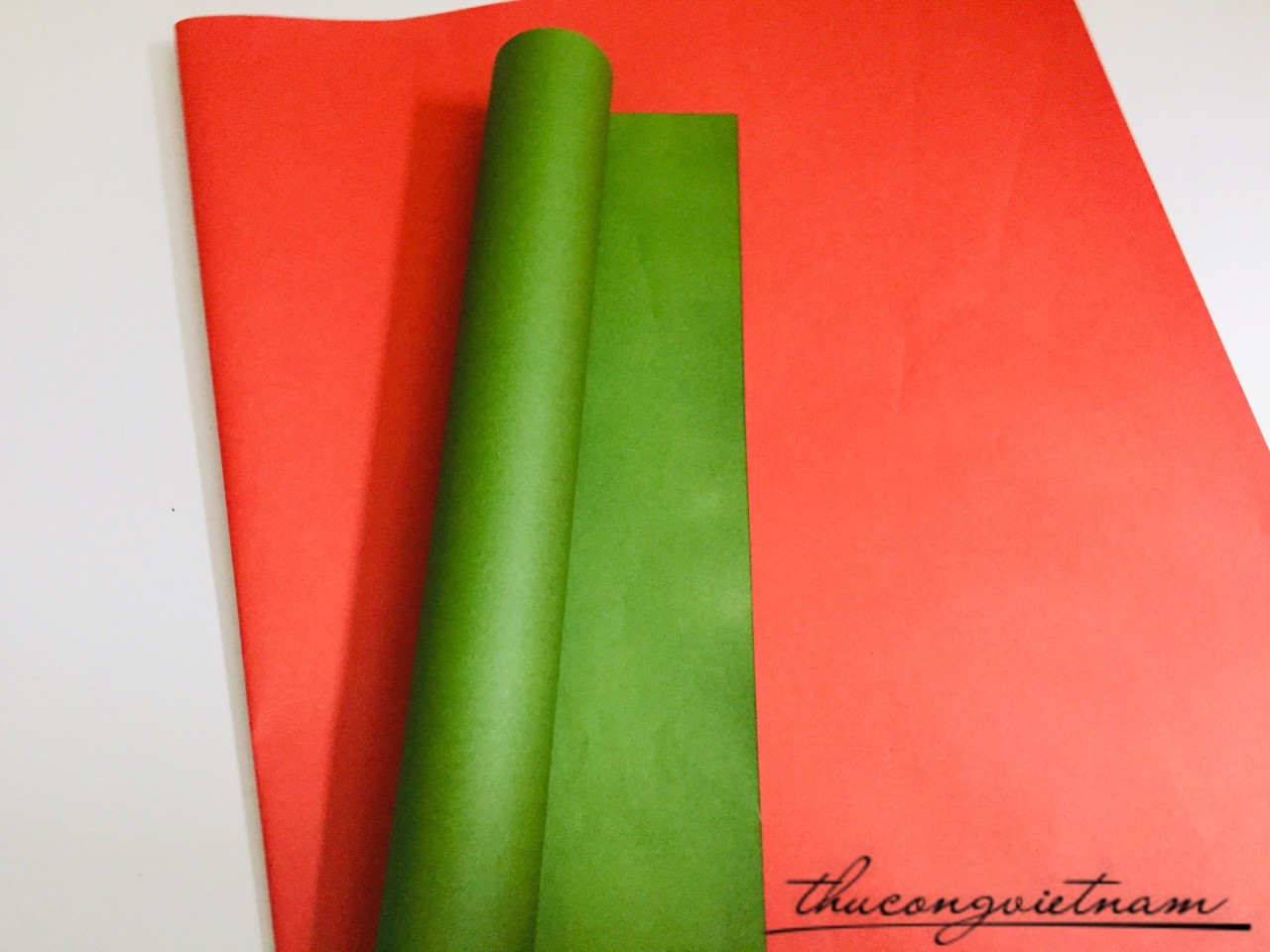 Giấy gói quà trơn đỏ