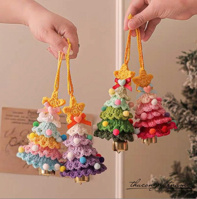Cây thông len kèm chuông 14*9cm (nhiều màu)