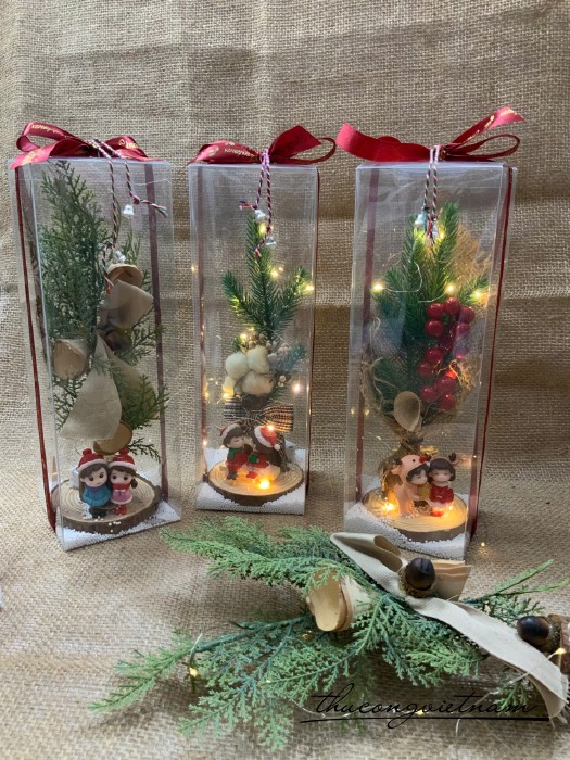 Hộp quà Giáng sinh mô hình 2 bé 10x10x30cm