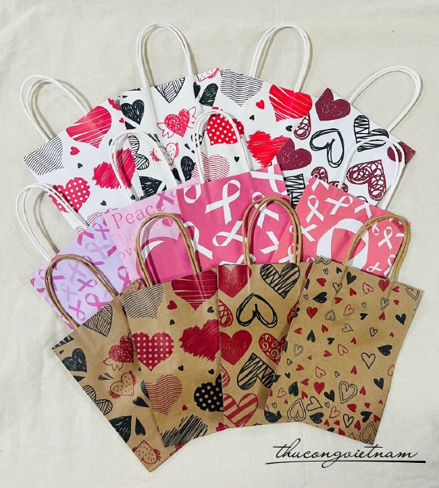 Túi giấy kraft họa tiết trái tim 15*8*21cm (nhiều mẫu)