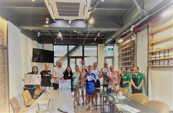 Quilling Workshop cùng đoàn khách Hà Lan phối hợp với Vivu Journeys