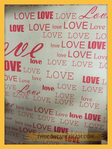 Giấy báo vintage chữ love màu đỏ
