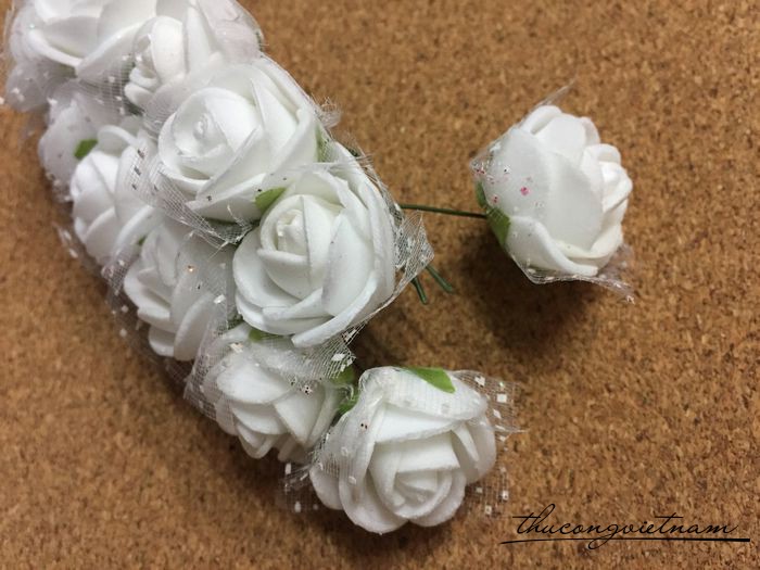 Hoa hồng mút xốp màu trắng