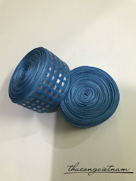 Ruy băng xanh cách điệu chỉ caro bạc