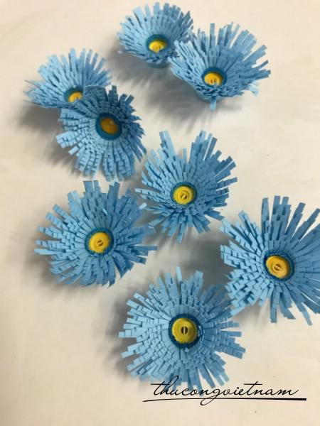 Hoa cúc quilling màu xanh dương nhạt