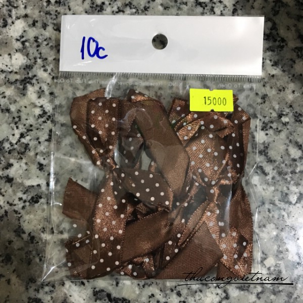 Nơ ruy băng lụa chấm bị màu nâu